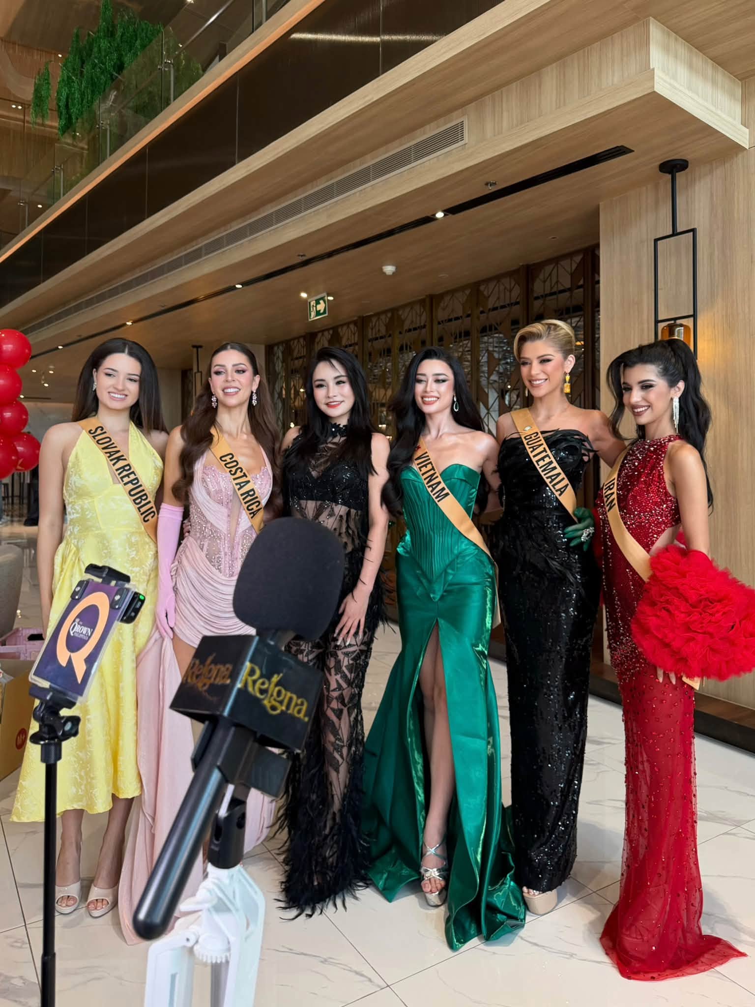 Emoura Phạm cùng đại diện các nước tại Miss Grand International 2026. (Ảnh: BTC)