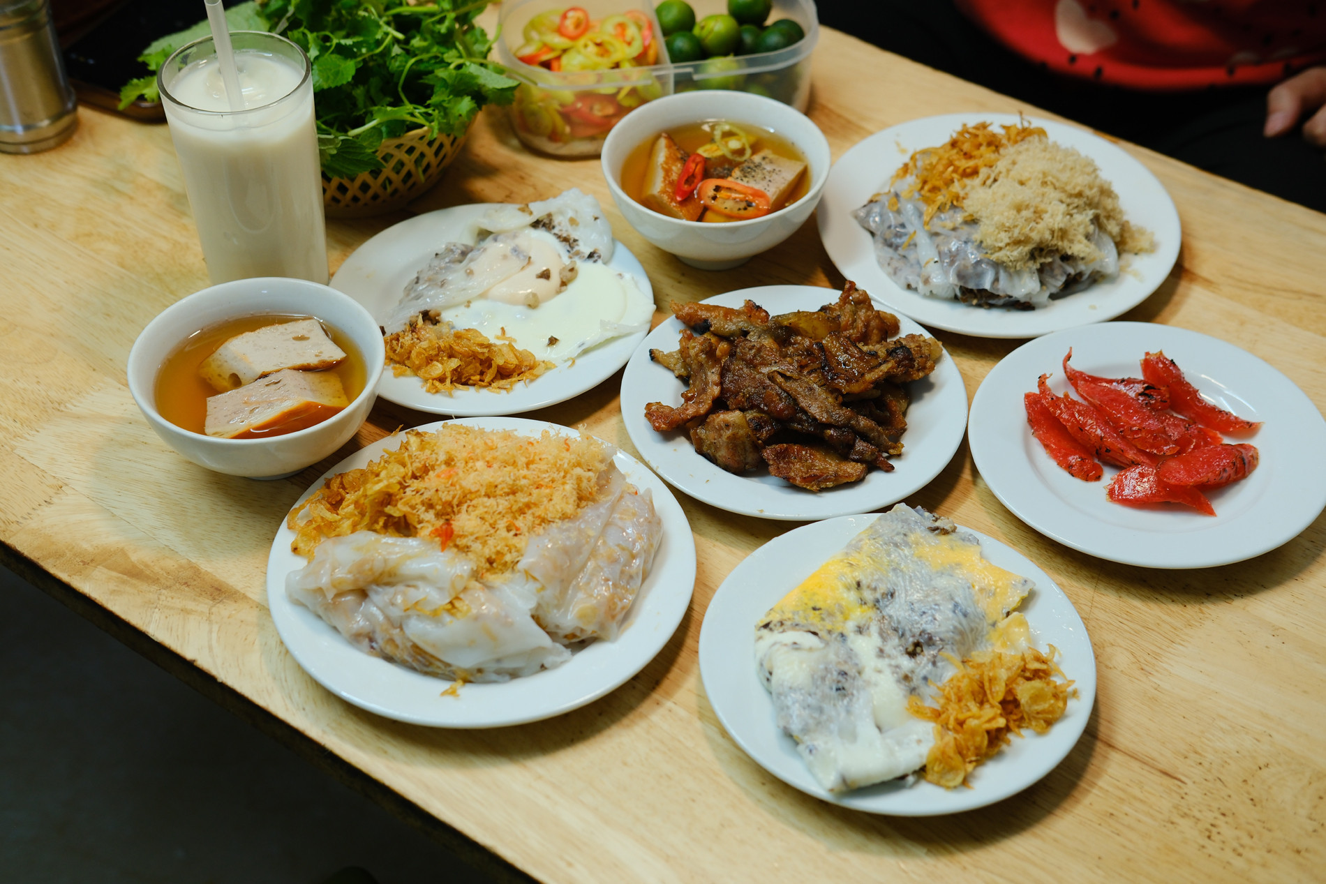Giá mỗi suất bánh cuốn ở đây dao động từ 40.000 - 70.000 đồng/suất. Ảnh: Nguyễn Trần Phong Vũ