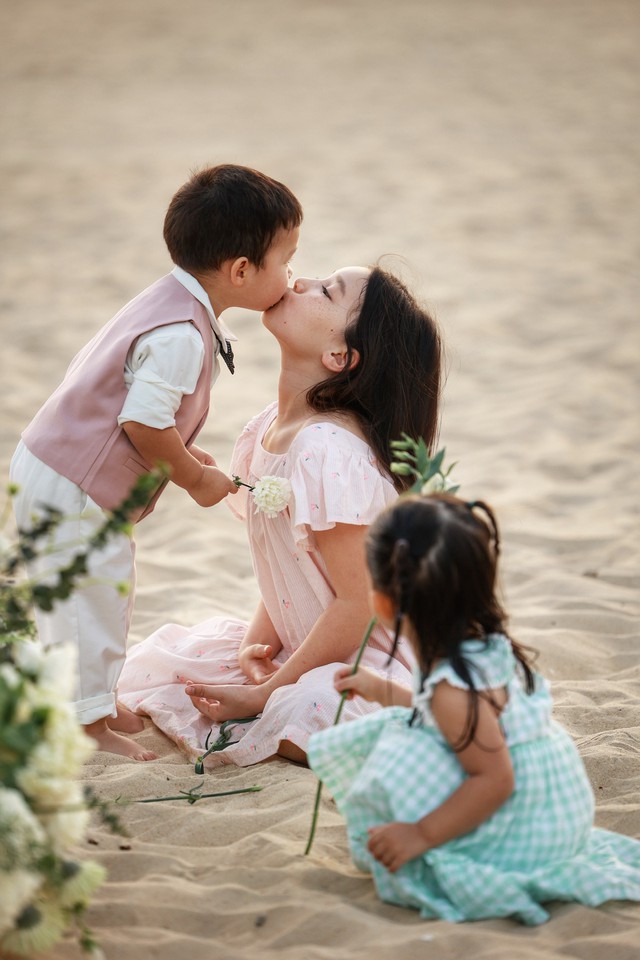 2 con đáng yêu của Hà Anh và chồng Tây.