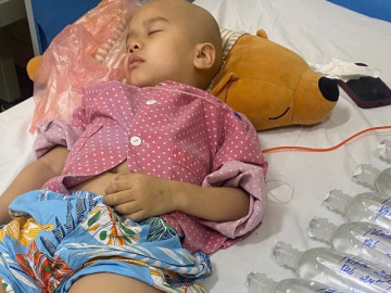 Bé gái chưa tròn 7 tuổi mắc ung thư xương, từng bước giành lại tuổi thơ