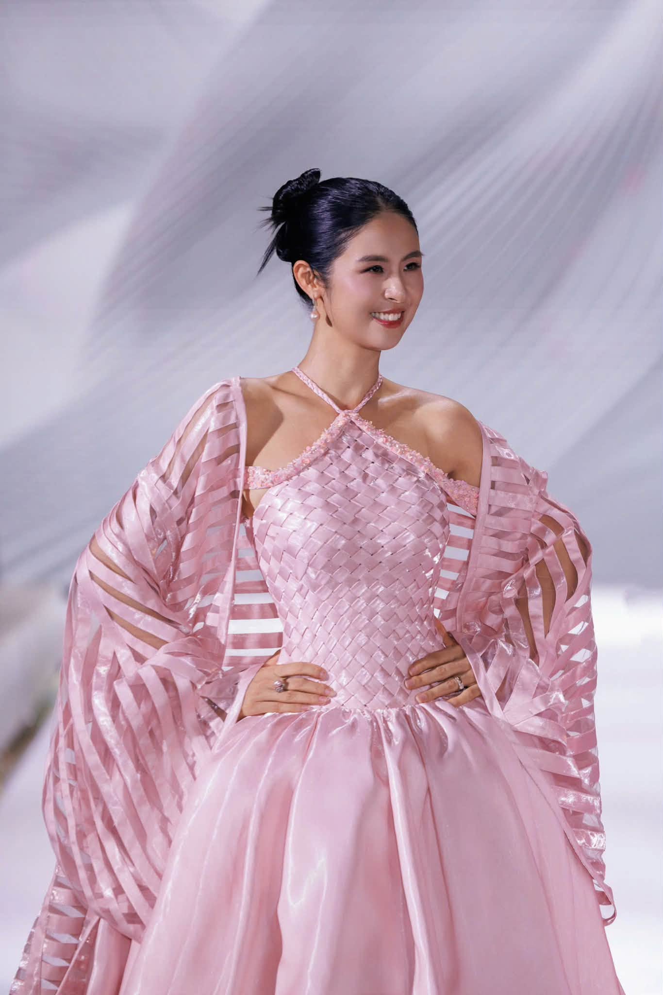 Ngọc Hân khi làm mẫu catwalk trong show diễn của nhà thiết kế Hà Duy, sau 16 năm đăng quang Hoa hậu Việt Nam.