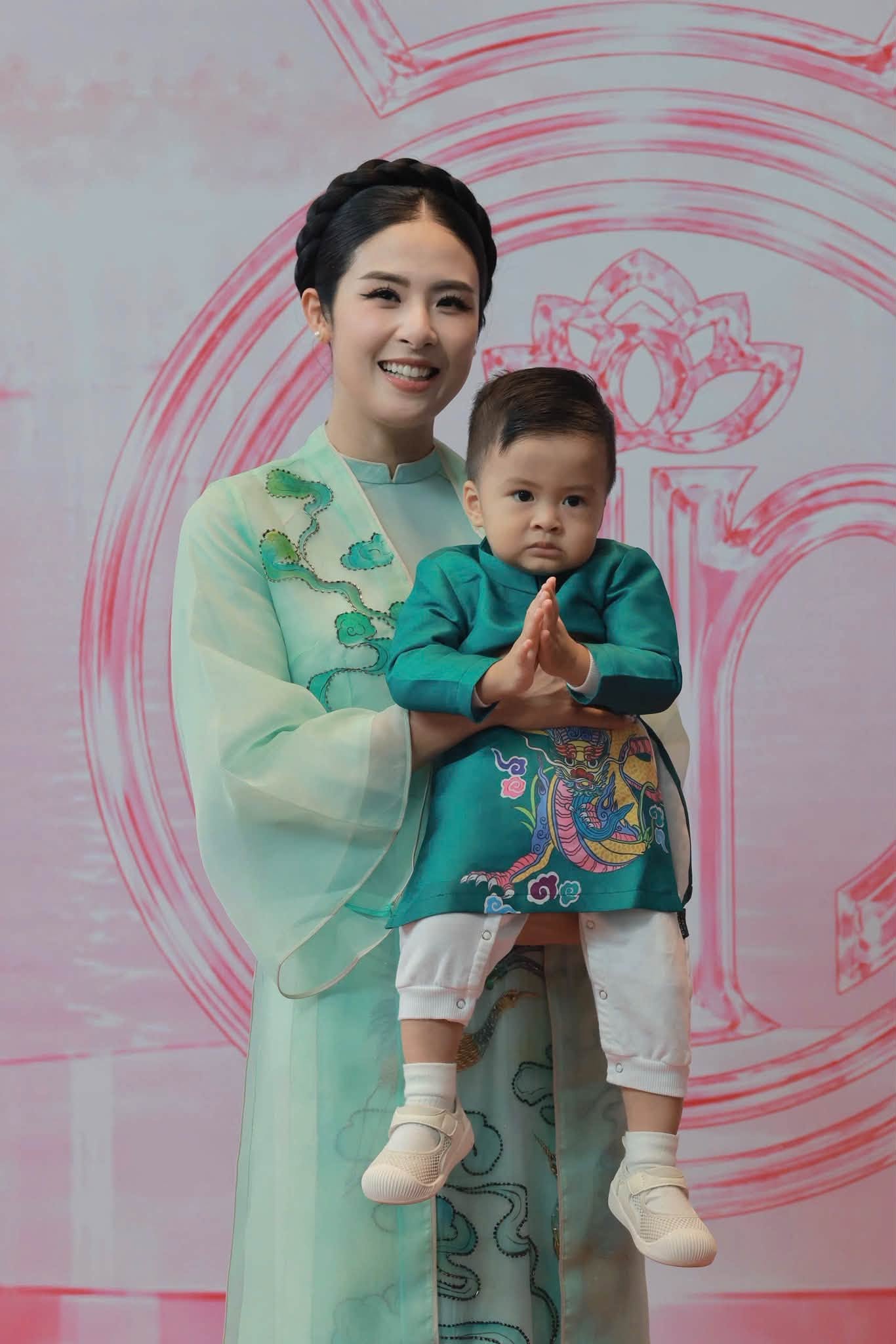Ngọc Hân lần đầu cho con trai một tuổi, bé Pi, lên thảm đỏ tại họp báo chung khảo Hoa hậu Việt Nam 2010, hôm 6/10.