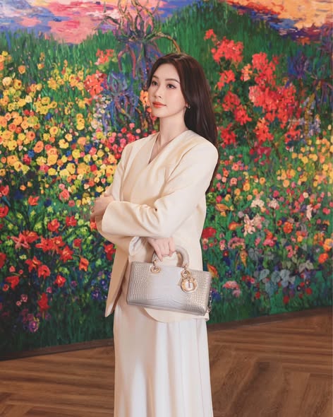 Hoa hậu Đặng Thu Thảo sau 14 năm giành vương miện Hoa hậu Việt Nam vẫn khiến khán giả chú ý trong mỗi lần xuất hiện. Sau 3 lần sinh nở, ở tuổi 35, mỹ nhân họ Đặng vẫn giữ được hào quang của hoa hậu.