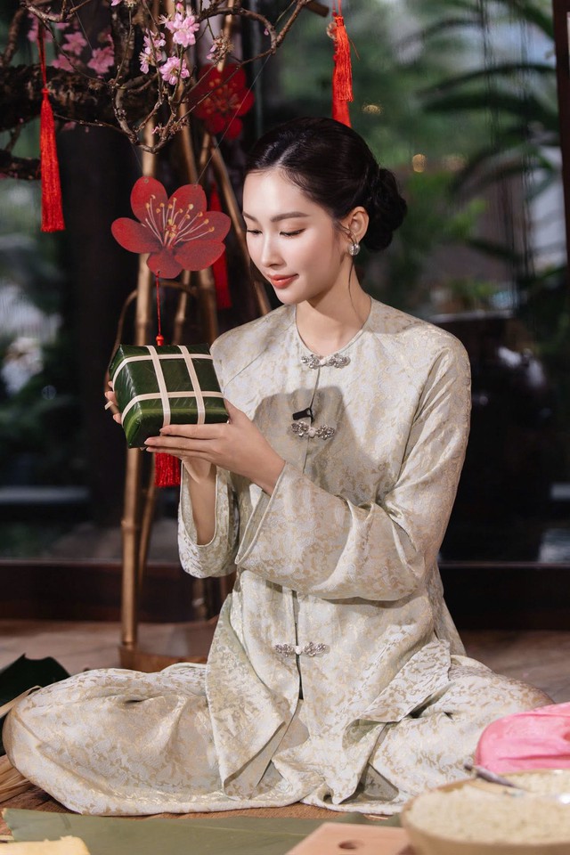 Sau hơn một thập kỷ kể từ ngày đăng quang, Đặng Thu Thảo vẫn nhận được sự quan tâm mỗi khi chia sẻ hình ảnh cá nhân. Nếu thời trẻ, cô ghi dấu bằng vẻ đẹp trong trẻo, ngọt ngào thì ở hiện tại, người đẹp mang đến cảm giác trưởng thành và đằm thắm hơn.