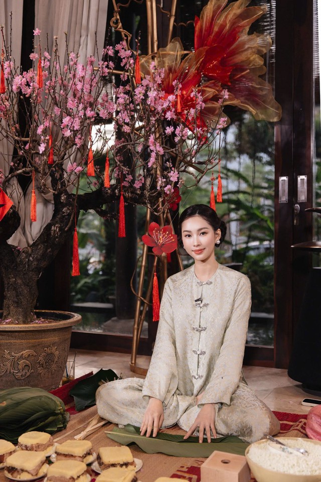 Trong những bức ảnh đời thường, hoa hậu thường tạo thiện cảm với hình ảnh giản dị. Không phải lúc nào cũng xuất hiện với váy áo lộng lẫy hay lớp trang điểm chỉn chu như khi dự sự kiện, cô vẫn giữ được nét duyên dáng riêng.