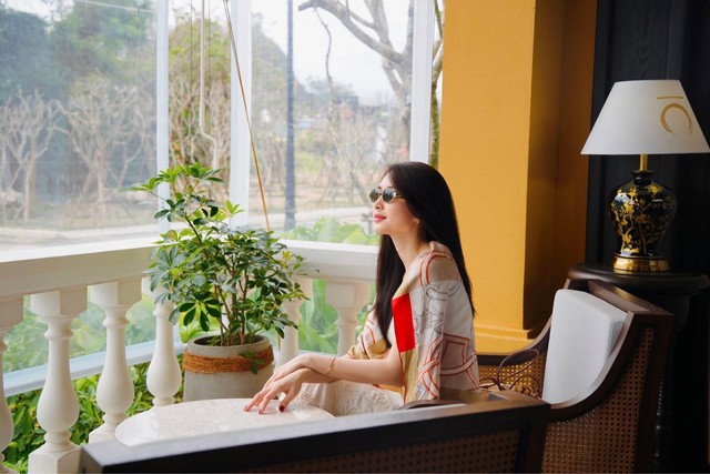Nhan sắc của Đặng Thu Thảo cũng thường được đặt trong sự so sánh với những gương mặt hoa hậu thuộc các thế hệ sau. Mỗi thời kỳ có một tiêu chuẩn và xu hướng thẩm mỹ khác nhau, nhưng nét đẹp nền nã của cô vẫn có chỗ đứng riêng. Đó không phải kiểu nhan sắc gây choáng ngợp ngay từ cái nhìn đầu tiên, mà là vẻ đẹp càng ngắm càng thấy hài hòa, dễ nhớ.