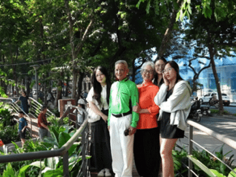 Cụ ông 90 tuổi háo hức check-in cầu cạn bên Hồ Gươm