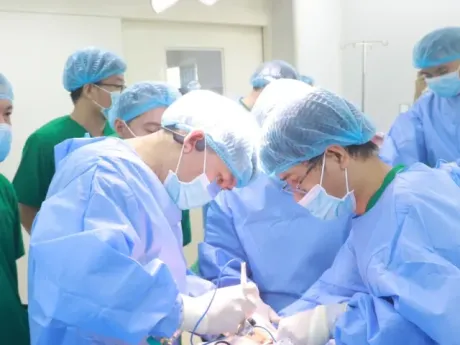Chồng hiến thận cứu vợ, cha nhường một phần cơ thể cho con