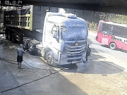 Clip Eva - Clip: Xe bồn tông xe ben rồi lật nghiêng, đè trúng xe máy