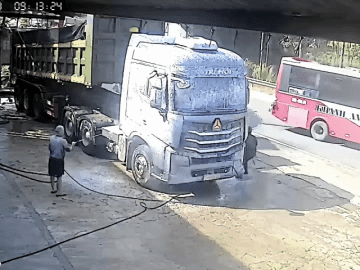 Clip: Xe bồn tông xe ben rồi lật nghiêng, đè trúng xe máy