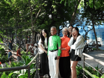 Cụ ông 90 tuổi háo hức check-in cầu cạn bên Hồ Gươm