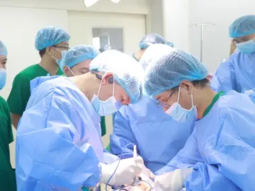 Tin tức - Chồng hiến thận cứu vợ, cha nhường một phần cơ thể cho con