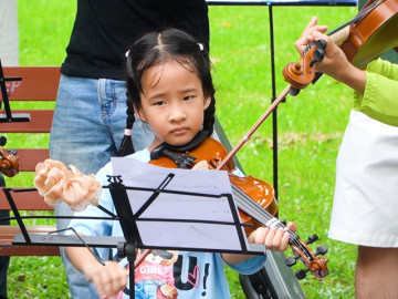 Giới trẻ rủ nhau học đàn violin miễn phí giữa công viên TPHCM