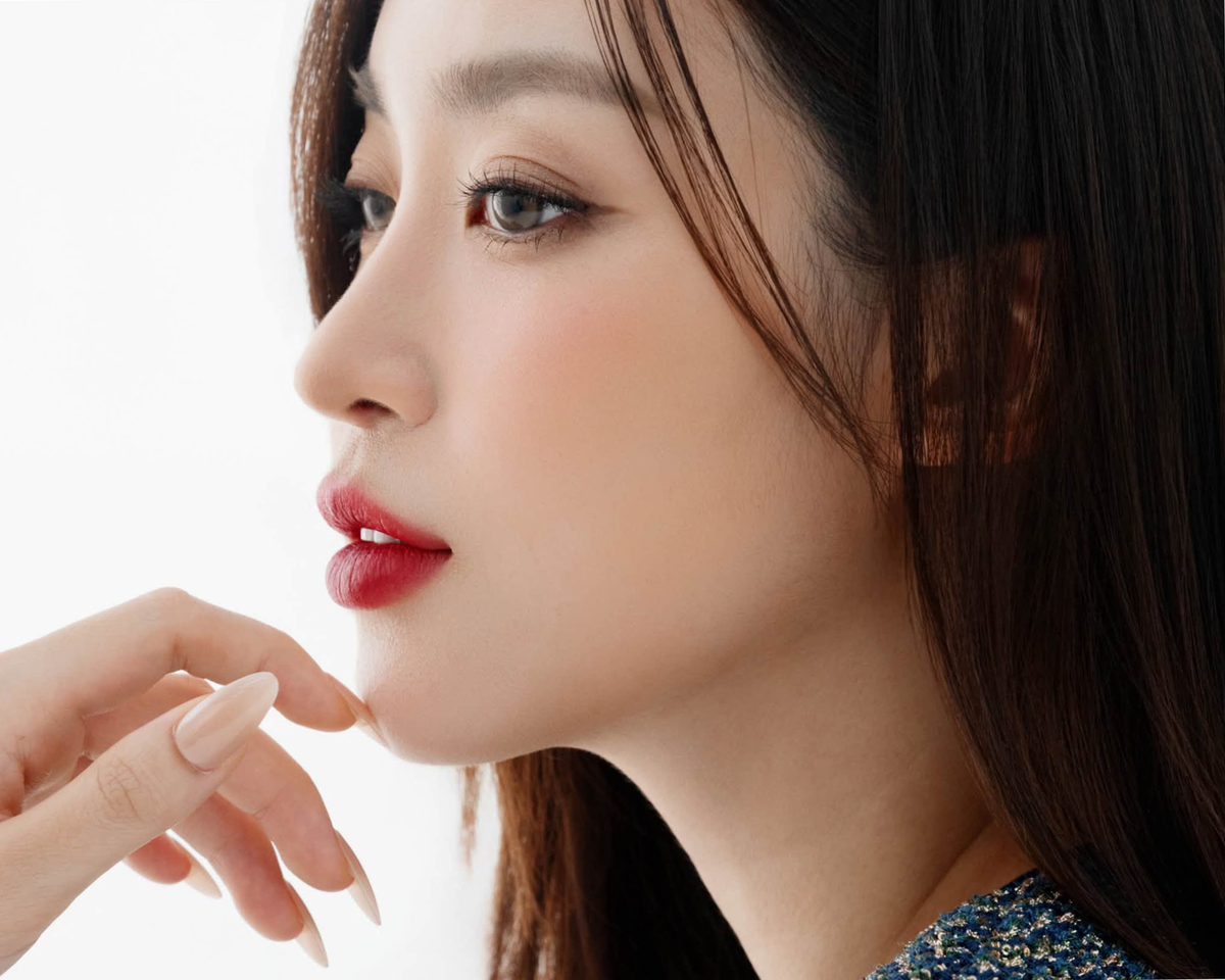 Bà mẹ hai con được khen ngày càng xinh đẹp, rực rỡ.