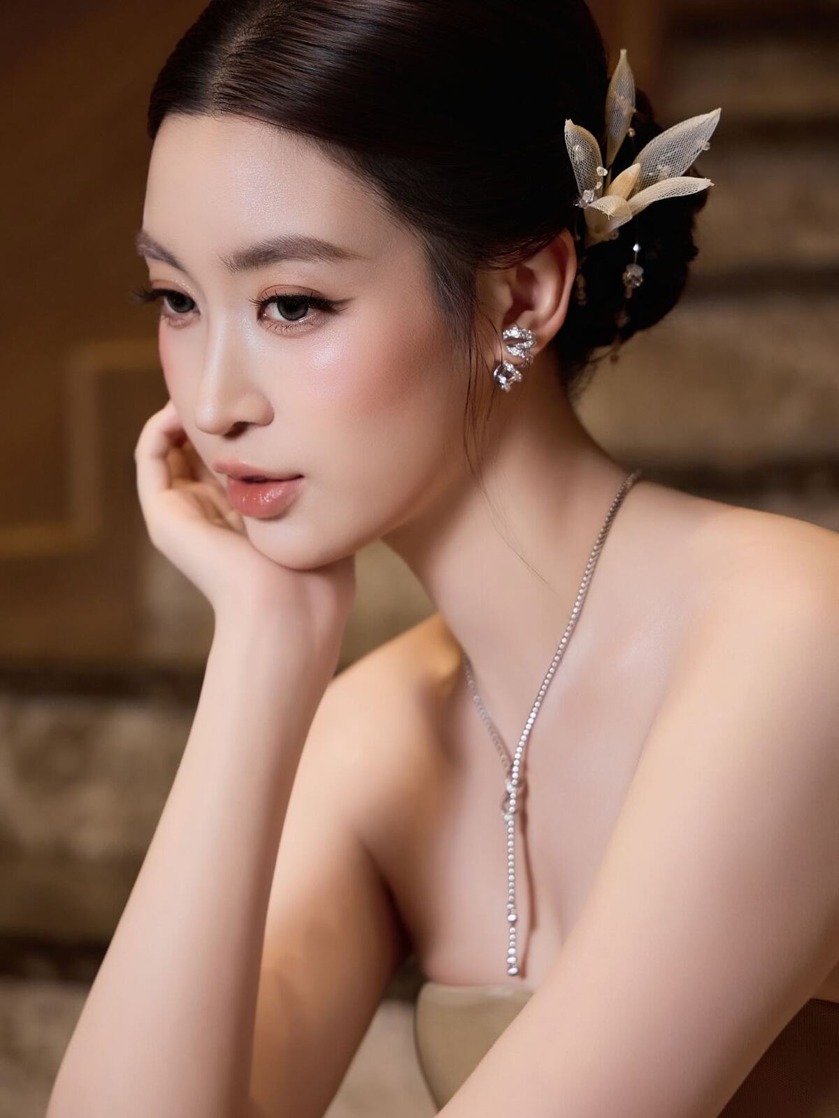 Gần đây, Đỗ Mỹ Linh tích cực hoạt động trở lại khi xuất hiện tại một số sự kiện thời trang, nhan sắc. Hôm 10/10, cô được chú ý khi tham gia chung khảo Hoa hậu Việt Nam 2026 tại Hải Phòng với vai trò giám khảo.