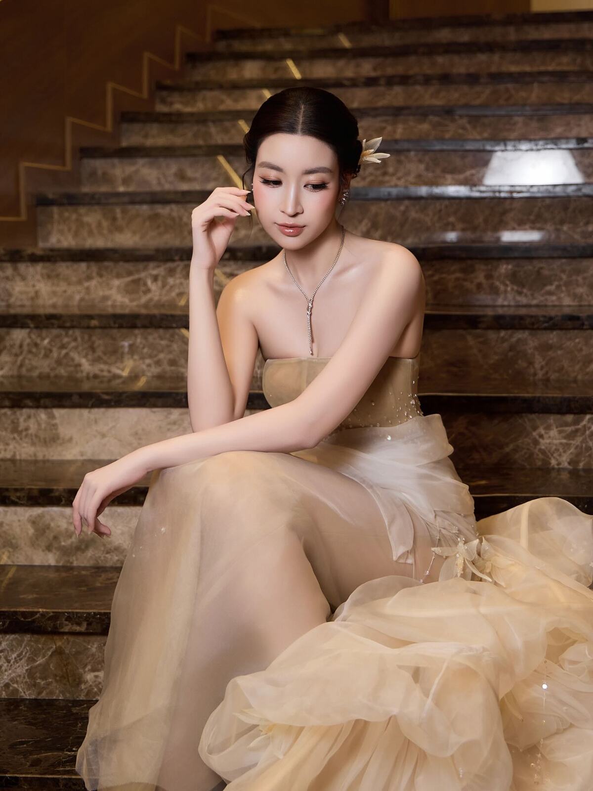 Bà mẹ hai con khoe vẻ quyến rũ với váy cúp ngực màu nude dáng thướt tha của nhà thiết kế Nguyễn Phúc Tuấn kết hợp trang sức hàng hiệu.