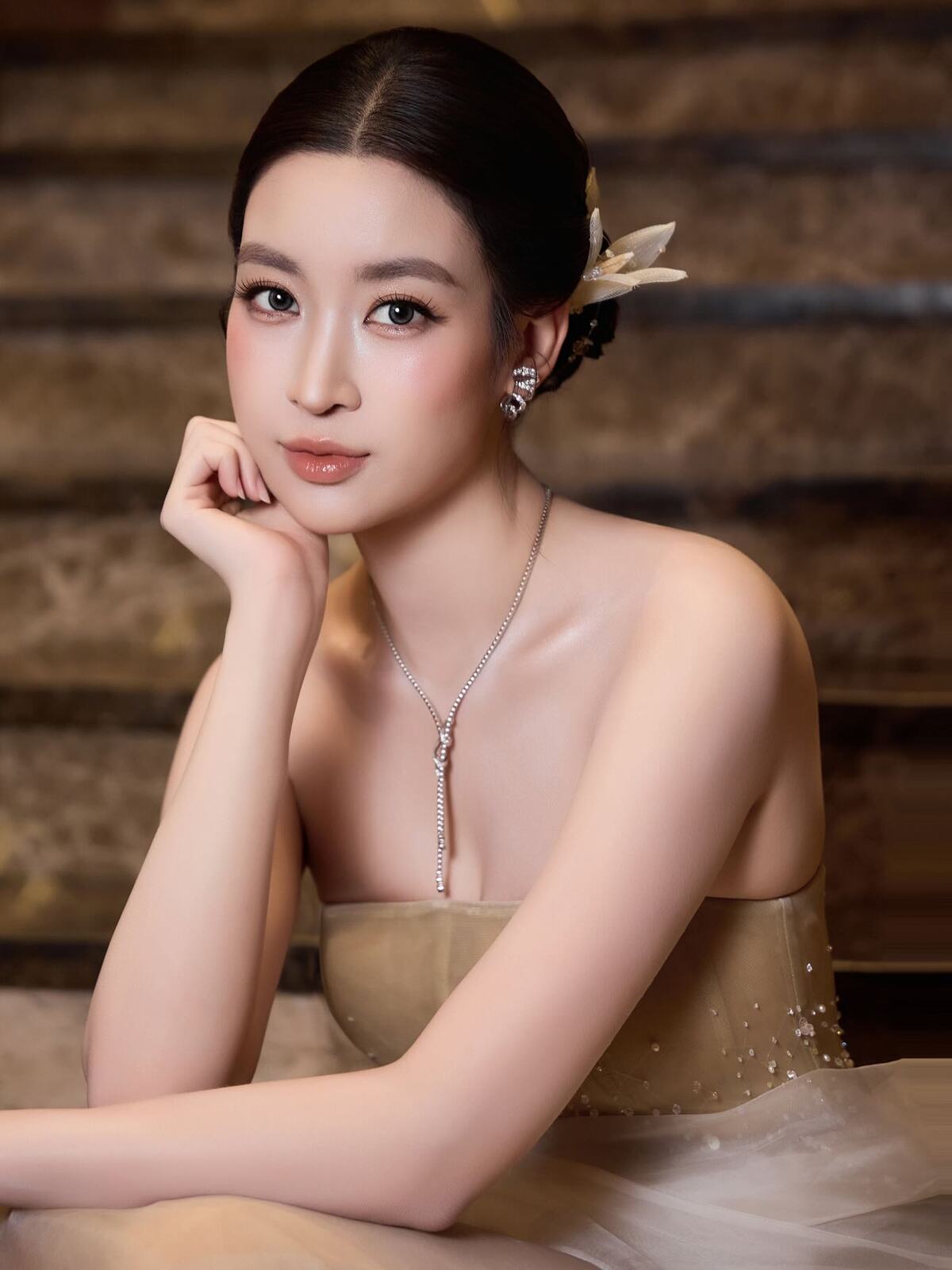 Đỗ Mỹ Linh gần đây thường xuất hiện cùng trang phục tôn vòng một. Hơn 5 tháng sau sinh em bé thứ hai, bà xã phó chủ tịch Tamp;T Group Đỗ Vinh Quang đã lấy lại vóc dáng thon gọn và được nhiều khán giả khen vẻ đẹp ngày càng đằm thắm.