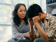 Yêu con - "Mẹ ơi, con đi làm đã quá mệt rồi!": Câu nói lúc nửa đêm của con trai khiến tôi lặng người nhìn lại sai lầm năm xưa