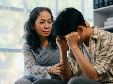 "Mẹ ơi, con đi làm đã quá mệt rồi!": Câu nói lúc nửa đêm của con trai khiến tôi lặng người nhìn lại sai lầm năm xưa