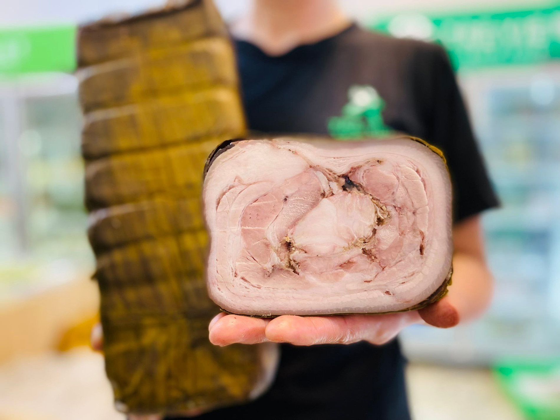 Mặc dù vẻ ngoài của món giò nây khiến thực khách e dè vì sợ ngấy nhưng khi nếm thử, ai nấy đều bị hấp dẫn bởi miếng giò mềm tan như thạch, vị thanh mát. Ảnh: Giò chả Oanh Lượng