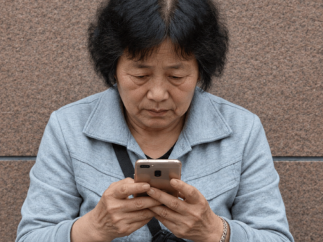Nghiện xem phim 'trùng sinh, tổng tài', người phụ nữ 57 tuổi đau đầu như búa bổ