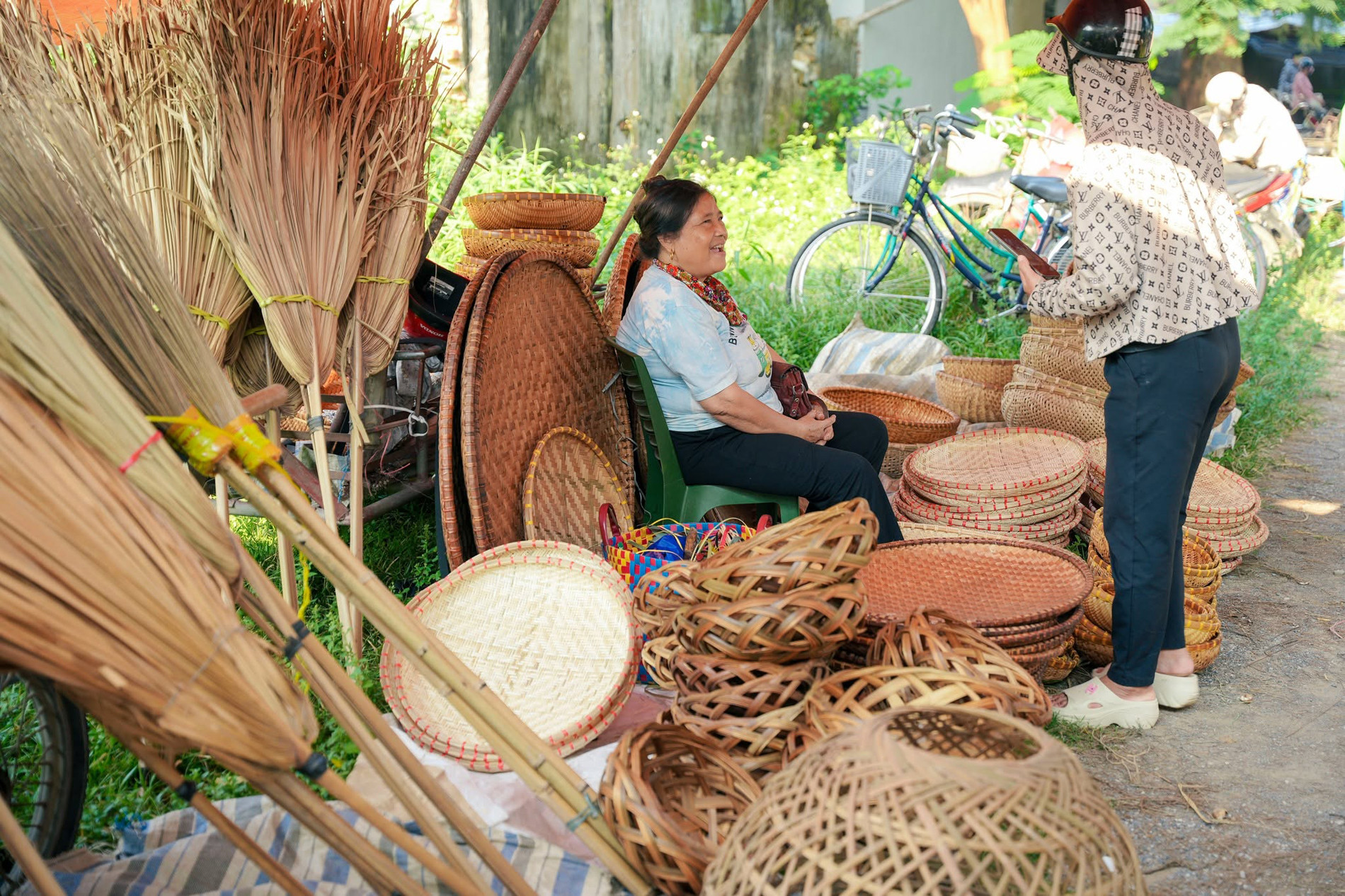 Chợ ở Thanh Hoá nằm giữa rặng phi lao xanh mát, bán đủ món ngon dân dã - 7