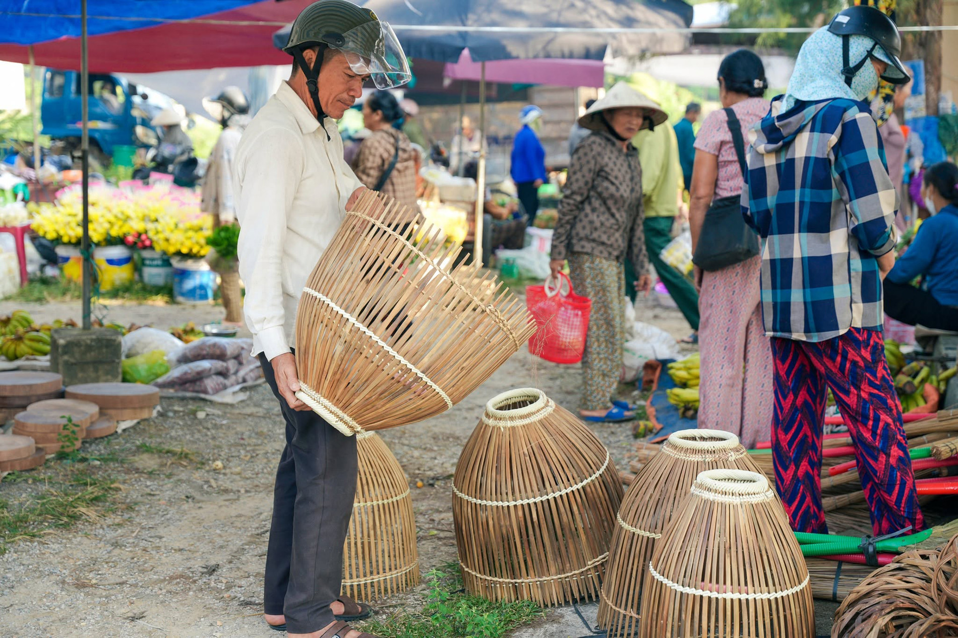 Chợ ở Thanh Hoá nằm giữa rặng phi lao xanh mát, bán đủ món ngon dân dã - 10