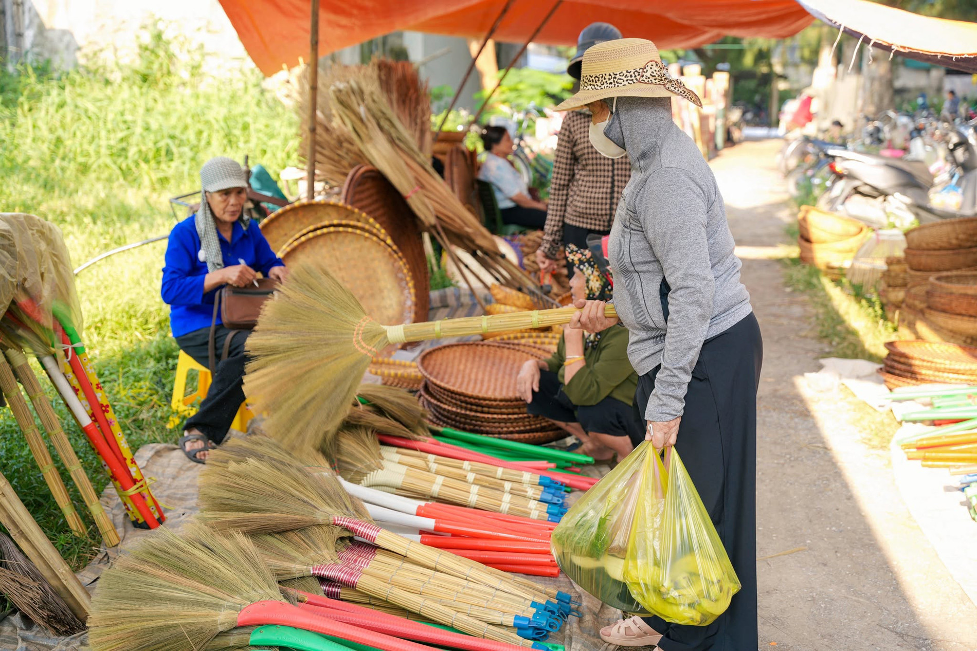 Chợ ở Thanh Hoá nằm giữa rặng phi lao xanh mát, bán đủ món ngon dân dã - 9