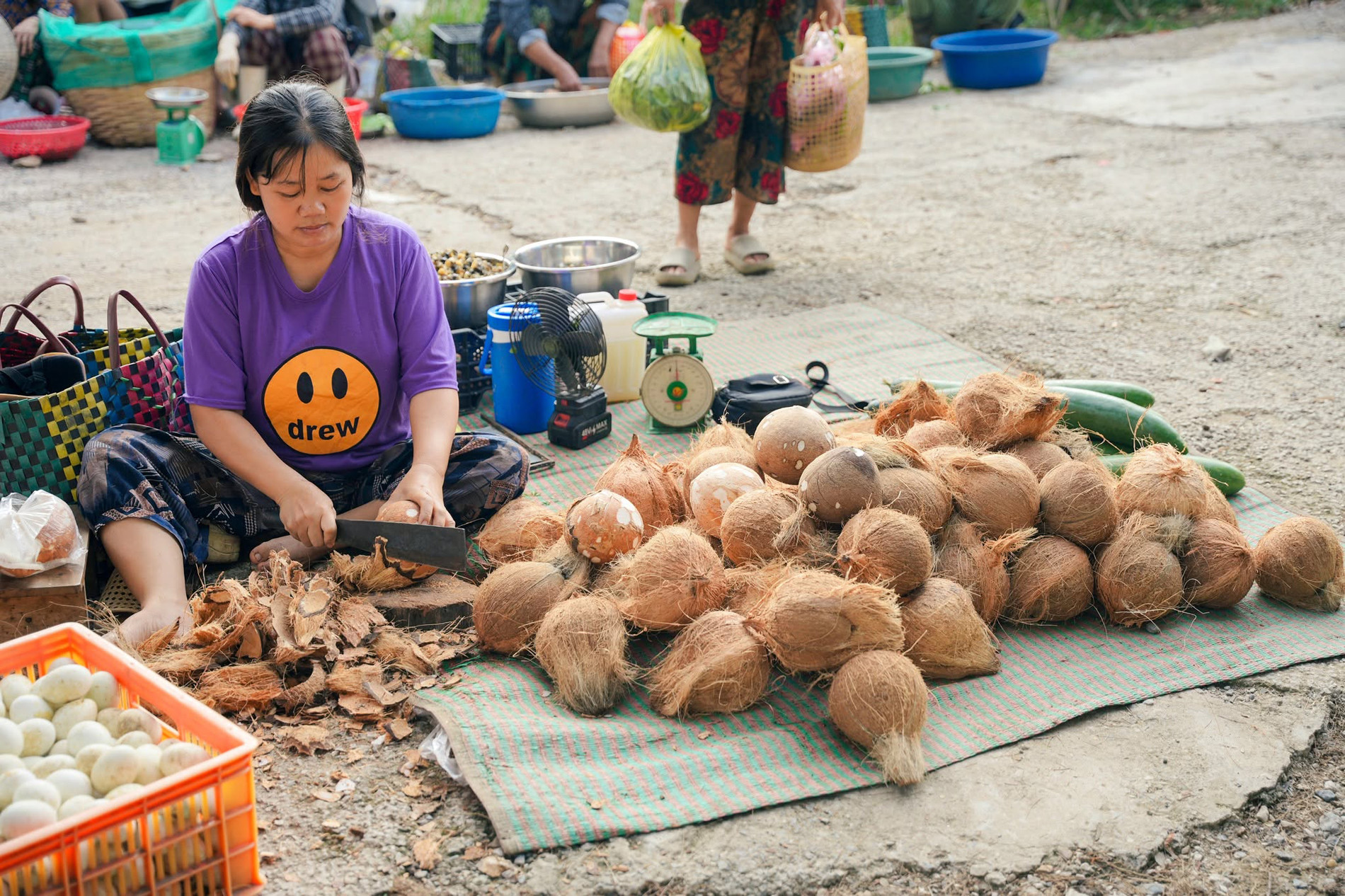 Chợ ở Thanh Hoá nằm giữa rặng phi lao xanh mát, bán đủ món ngon dân dã - 17