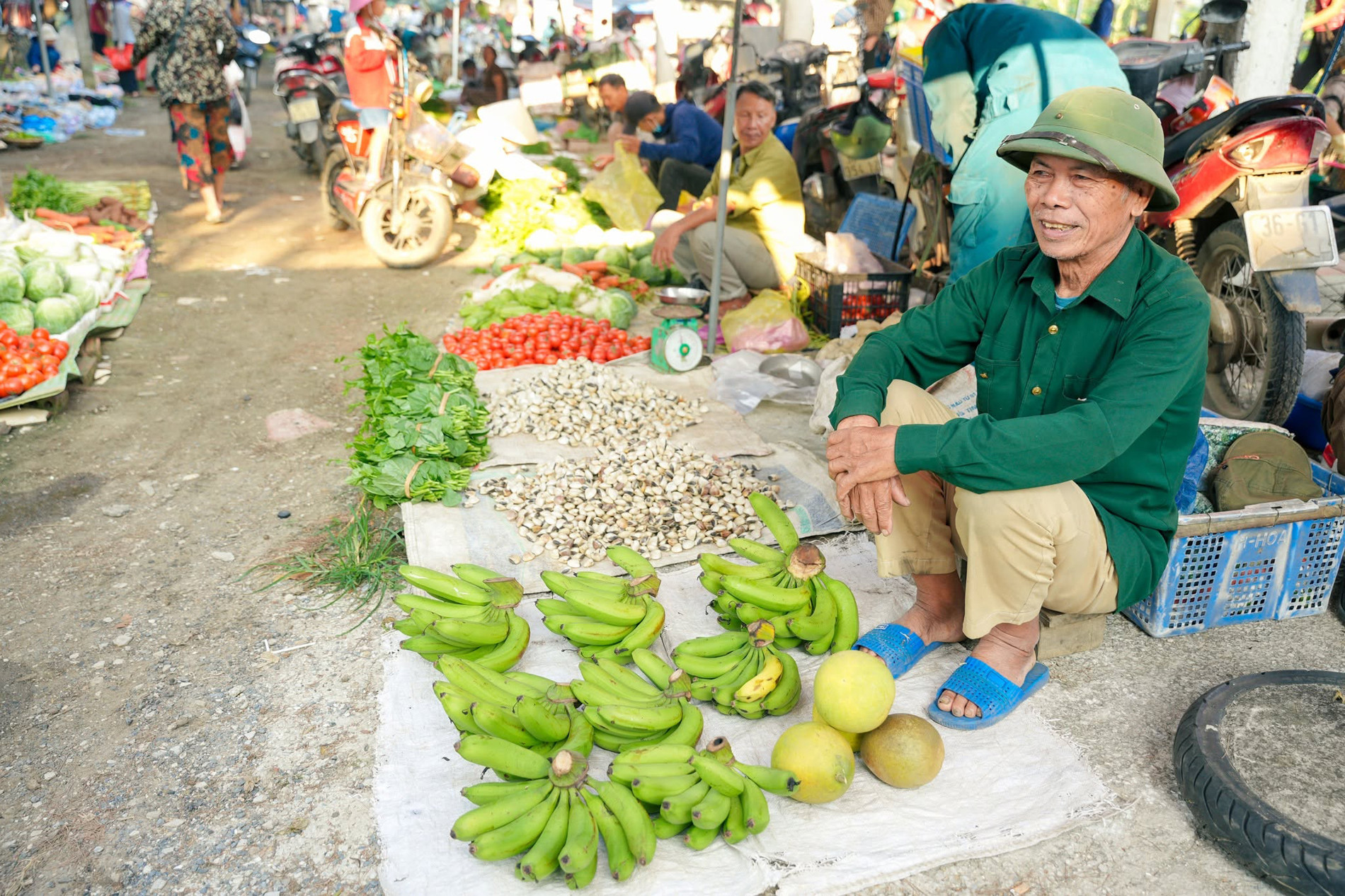 ...cho đến hải sản tự đánh bắt hay nông sản cây nhà lá vườn