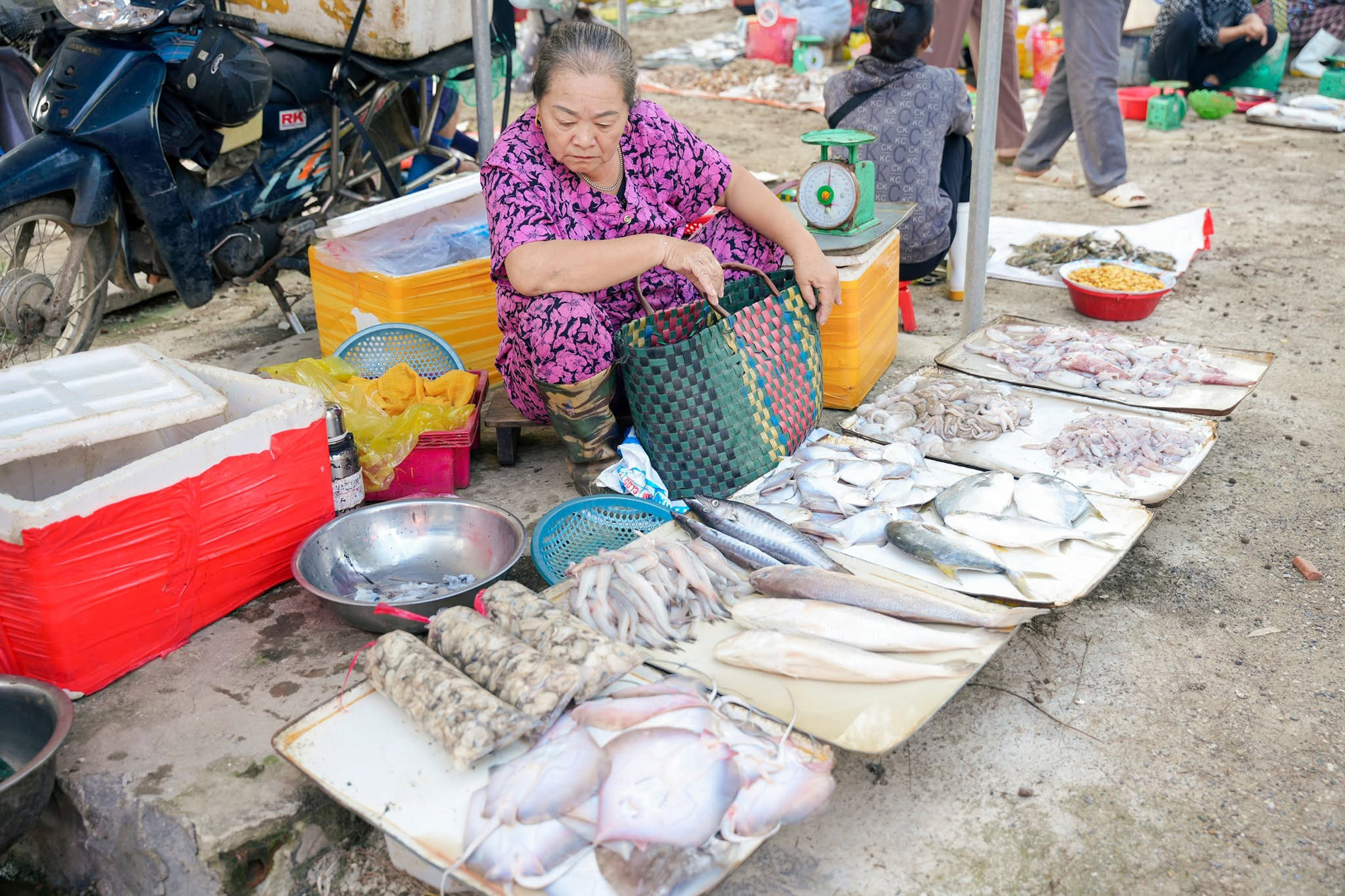 Chợ ở Thanh Hoá nằm giữa rặng phi lao xanh mát, bán đủ món ngon dân dã - 16
