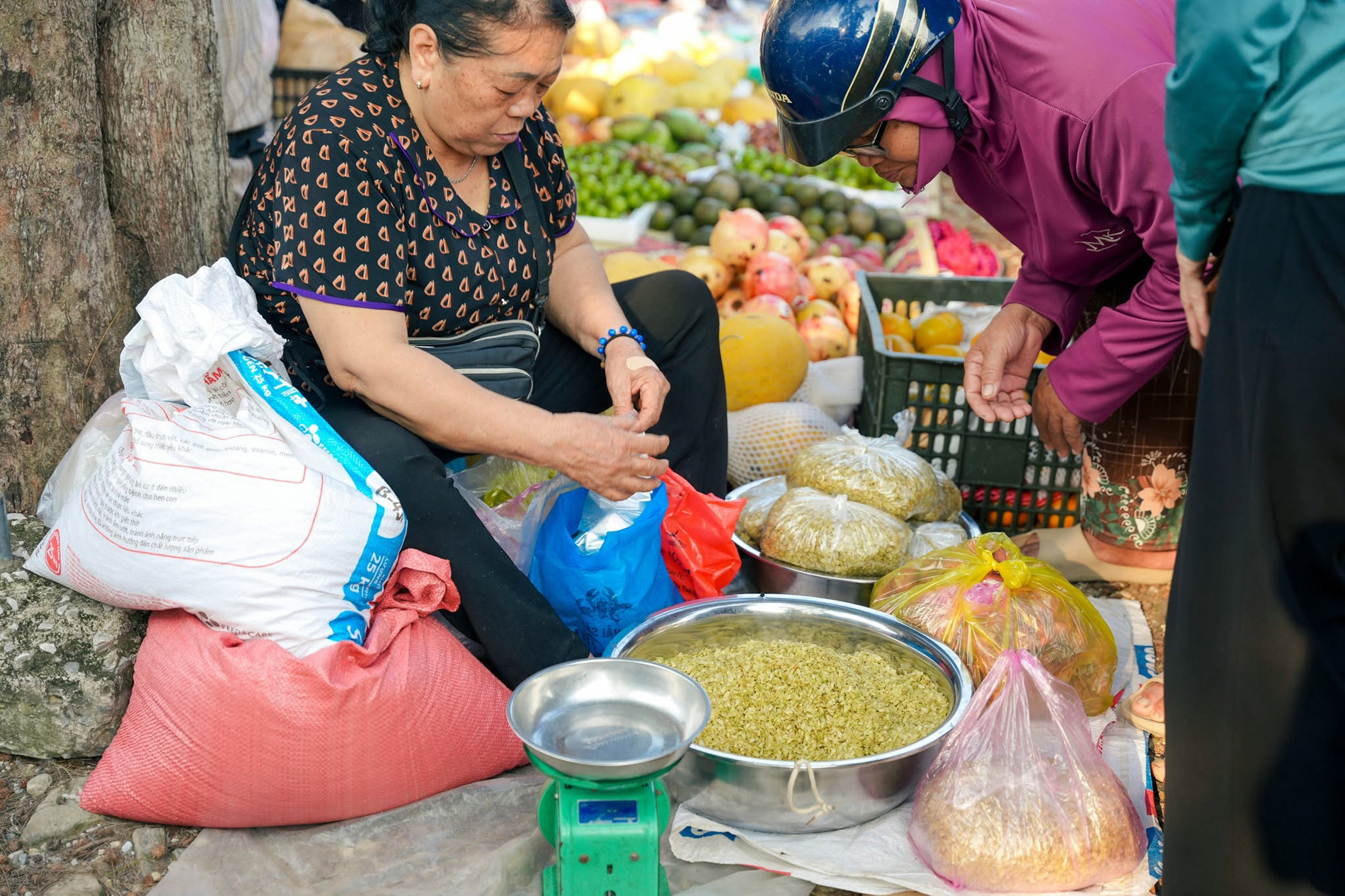 Nhiều thức quà quê được bày bán ở chợ Hoàng