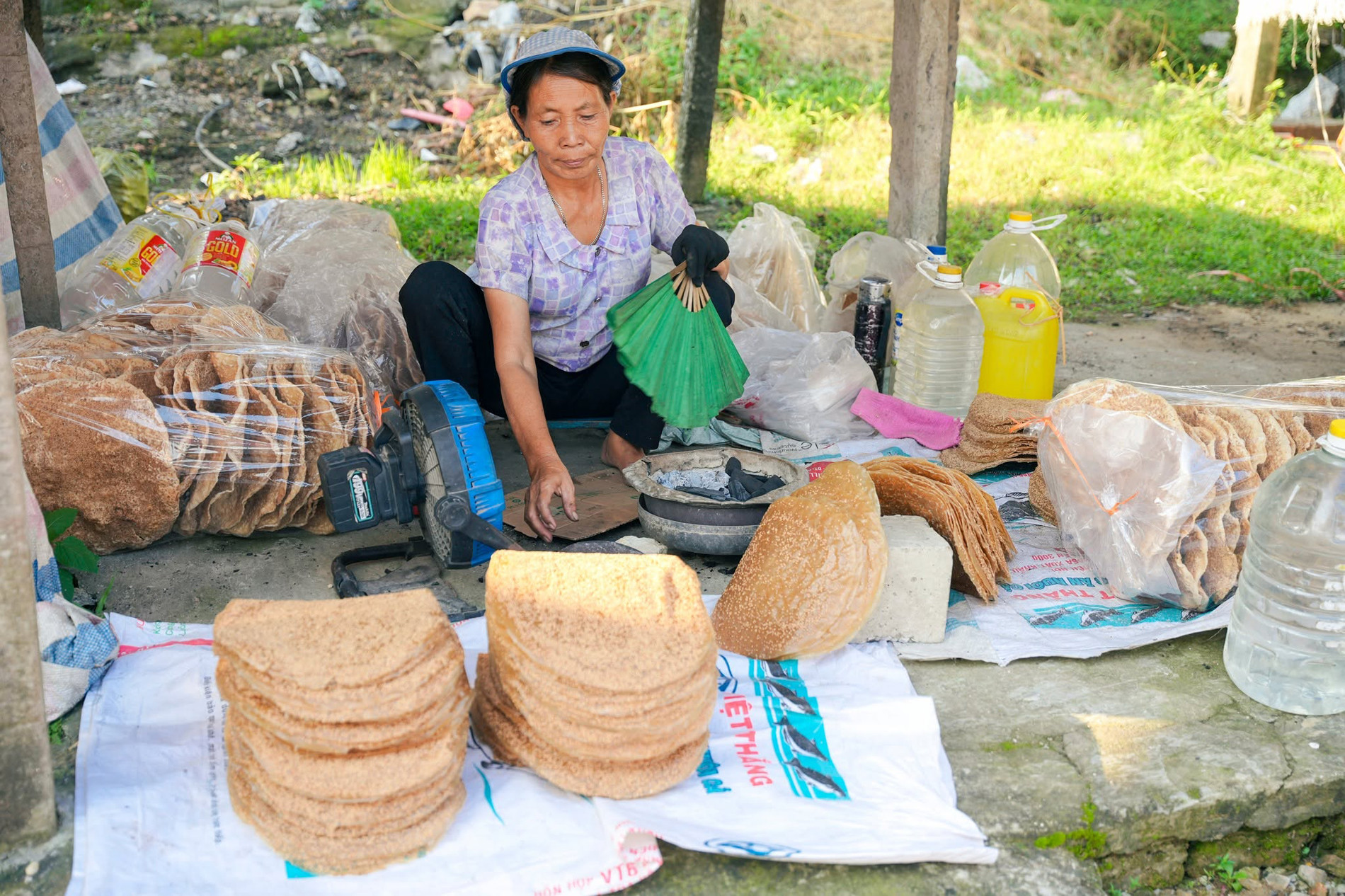 Chợ ở Thanh Hoá nằm giữa rặng phi lao xanh mát, bán đủ món ngon dân dã - 20