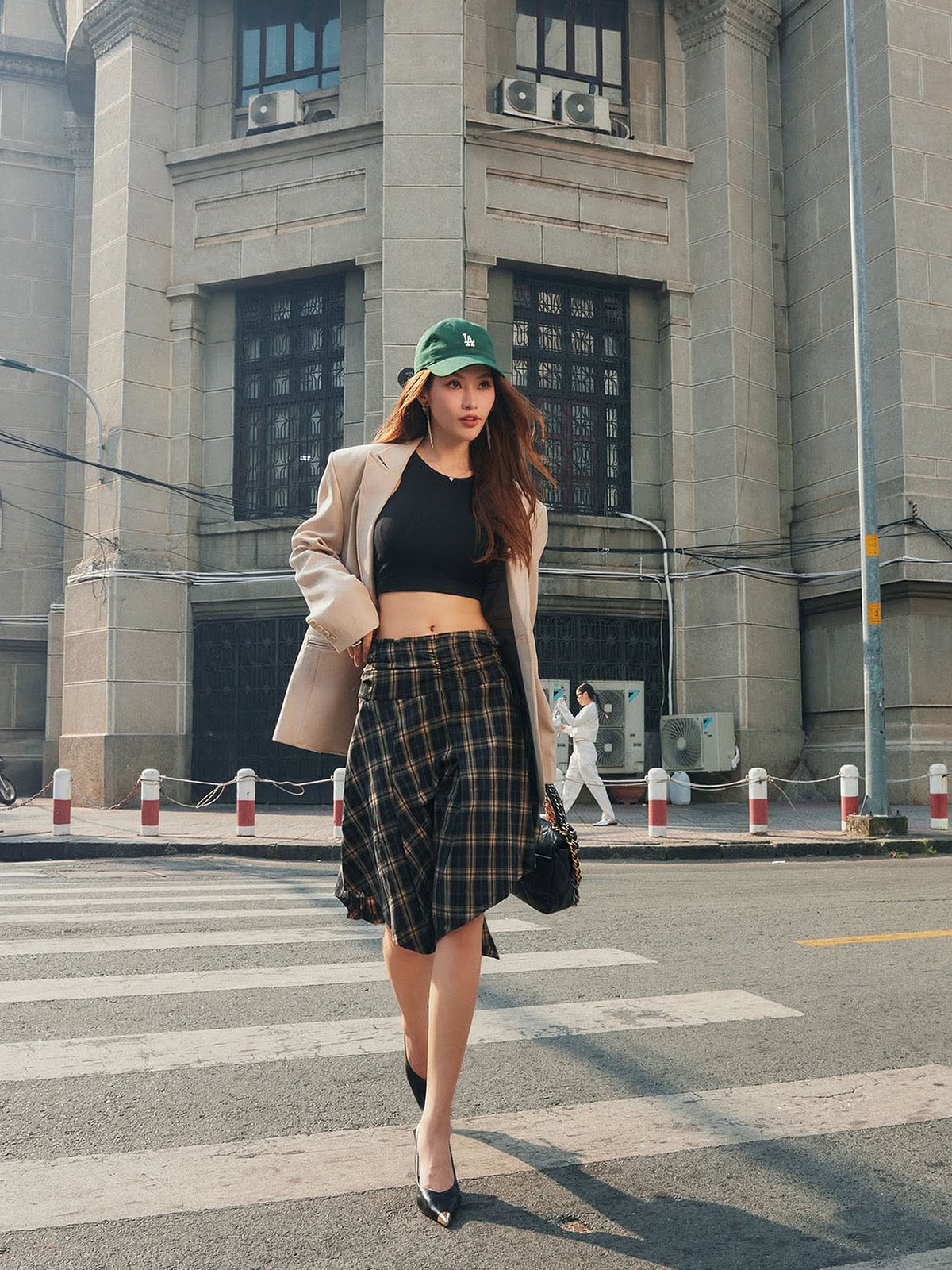 Từ tháng 6, tức chỉ ba tháng sau khi bé Renzo chào đời, chân dài 9X đã tự tin mặc crop top khoe eo thon trên phố.