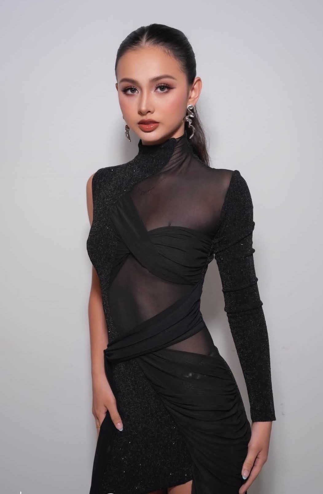 Cô sinh năm 2007, là sinh viên chương trình cử nhân Khoa học Quản lý tại trường Kinh doanh và Quản lý Emlyon Business School (Pháp). Người đẹp nói thành thạo ba thứ tiếng Pháp, Anh và Việt Nam.