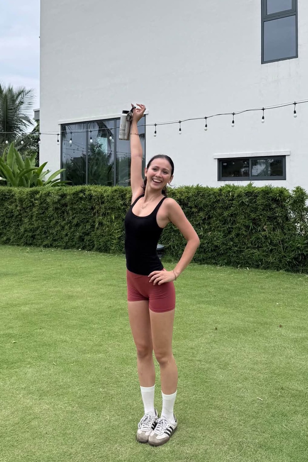 Trước khi sang Pháp du học, Lisa có nhiều năm thi đấu rugby (bóng bầu dục) ở cấp độ quốc tế và đạt thành tích cao. Bông hồng lai có chứng chỉ trọng tài rugby quốc gia của Pháp. Khi còn thi đấu, cô từng giành chức vô địch và ngôi á quân giải Thể thao các trường Pháp ngữ khu vực Châu Á – Thái Bình Dương. Sau chấn thương mắt cá chân buộc phải dừng thi đấu, cô chuyển sang bóng đá và được trao danh hiệu Nữ thủ môn xuất sắc tại Thể thao các trường Pháp ngữ khu vực Châu Á – Thái Bình Dương.