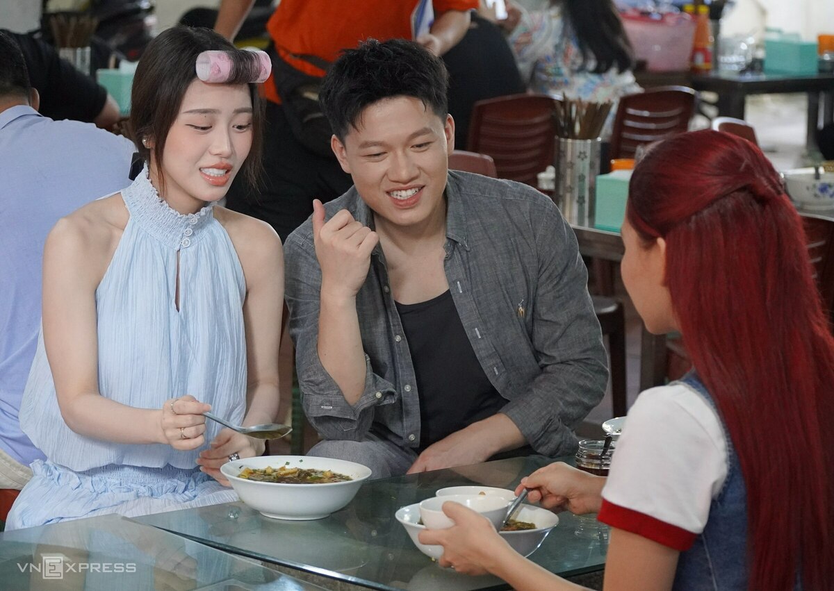Quán Lươn vườn Tân Hợp đón ca sĩ Ngô Lan Hương, Han Sara và MC Trần Ngọc đến ghi hình thực cảnh cho chương trình Sao Chọn. Đây là chương trình truyền hình thực tế về du lịch, ẩm thực, do Cục Phát thanh, Truyền hình và Thông tin điện tử, Báo VnExpress, FPT Online và Hiệp hội Dạy nghề và Việc làm Đầu bếp Việt Nam (VICA) phối hợp tổ chức.