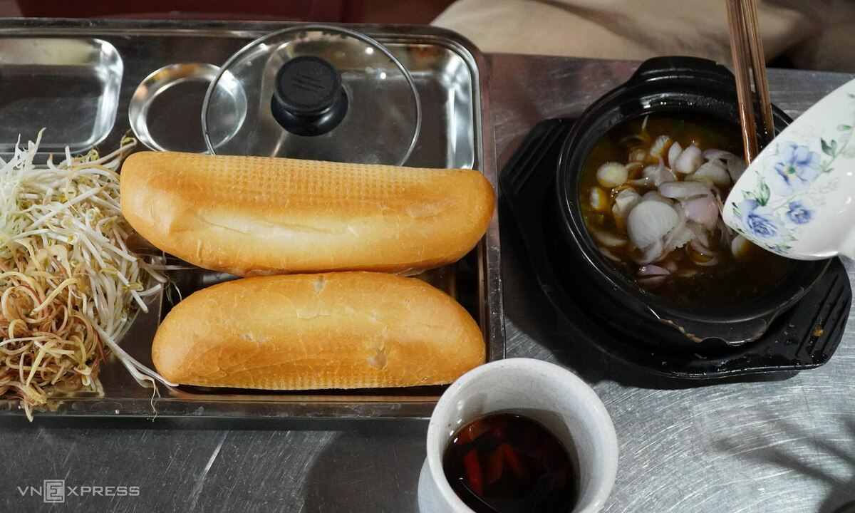 Quán Lươn vườn Tân Hợp mở cửa từ sáng sớm đến quá trưa, mỗi ngày bán hơn 300 bát, giá 30.000-50.000 đồng tùy loại. Ngoài cháo lươn, quán còn phục vụ súp lươn, miến lươn, mì lươn, đáp ứng nhu cầu đa dạng của thực khách.