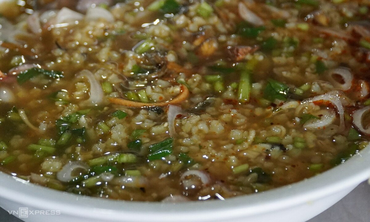 Quán sử dụng gạo lật, loại gạo còn lớp cám và phôi, giúp cháo có vị bùi, hạt mềm nhưng không nhuyễn . Món ăn thường dùng kèm hành khô, chanh, ớt và giấm tỏi.