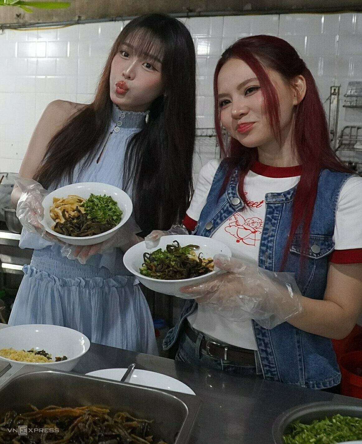Quán Lươn vườn Tân Hợp đón ca sĩ Ngô Lan Hương, Han Sara và MC Trần Ngọc đến ghi hình thực cảnh cho chương trình Sao Chọn. Đây là chương trình truyền hình thực tế về du lịch, ẩm thực, do Cục Phát thanh, Truyền hình và Thông tin điện tử, Báo VnExpress, FPT Online và Hiệp hội Dạy nghề và Việc làm Đầu bếp Việt Nam (VICA) phối hợp tổ chức.