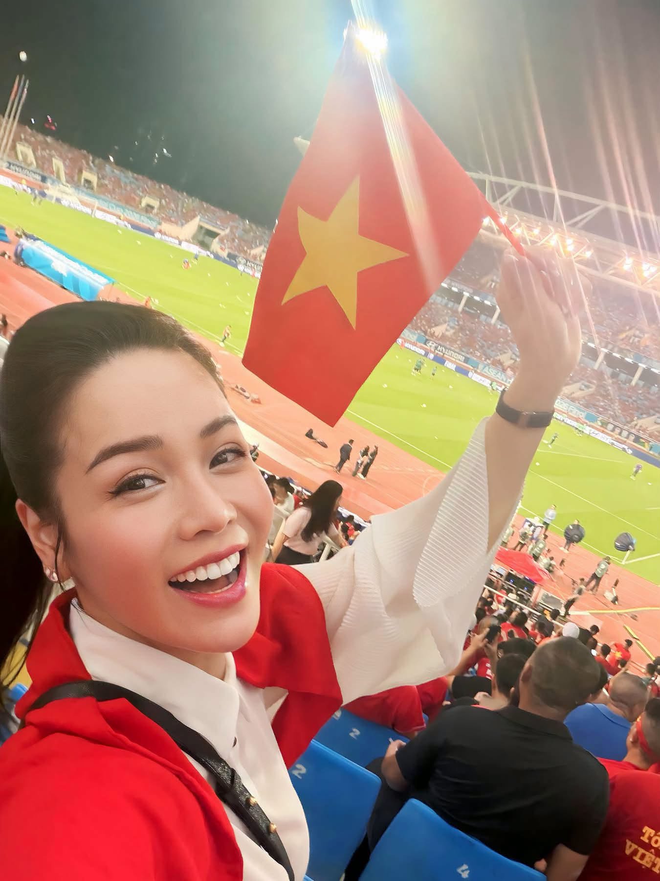 Mỹ nhân đẹp thuộc hàng đẹp nhất dòng phim xưa gây chú ý khi đăng ảnh công khai cùng cầu thủ Đình Bắc - 4