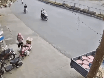 Clip: Xe máy phóng nhanh lao thẳng vào đuôi ô tô tải