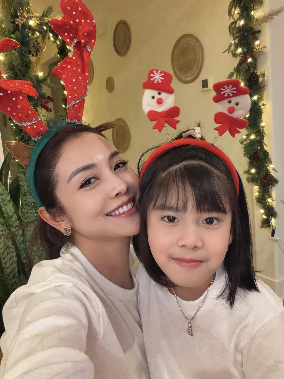 Trong khi đó, con gái út có phần điệu đà, đam mê nghệ thuật hơn cả chị gái. Nấm cũng sớm bộc lộ năng khiếu hát và nhảy nhưng vợ chồng hoa hậu chưa có ý định cho con tham gia các lớp phát triển tài năng, thay vào đó tập trung việc học văn hóa ở trường.