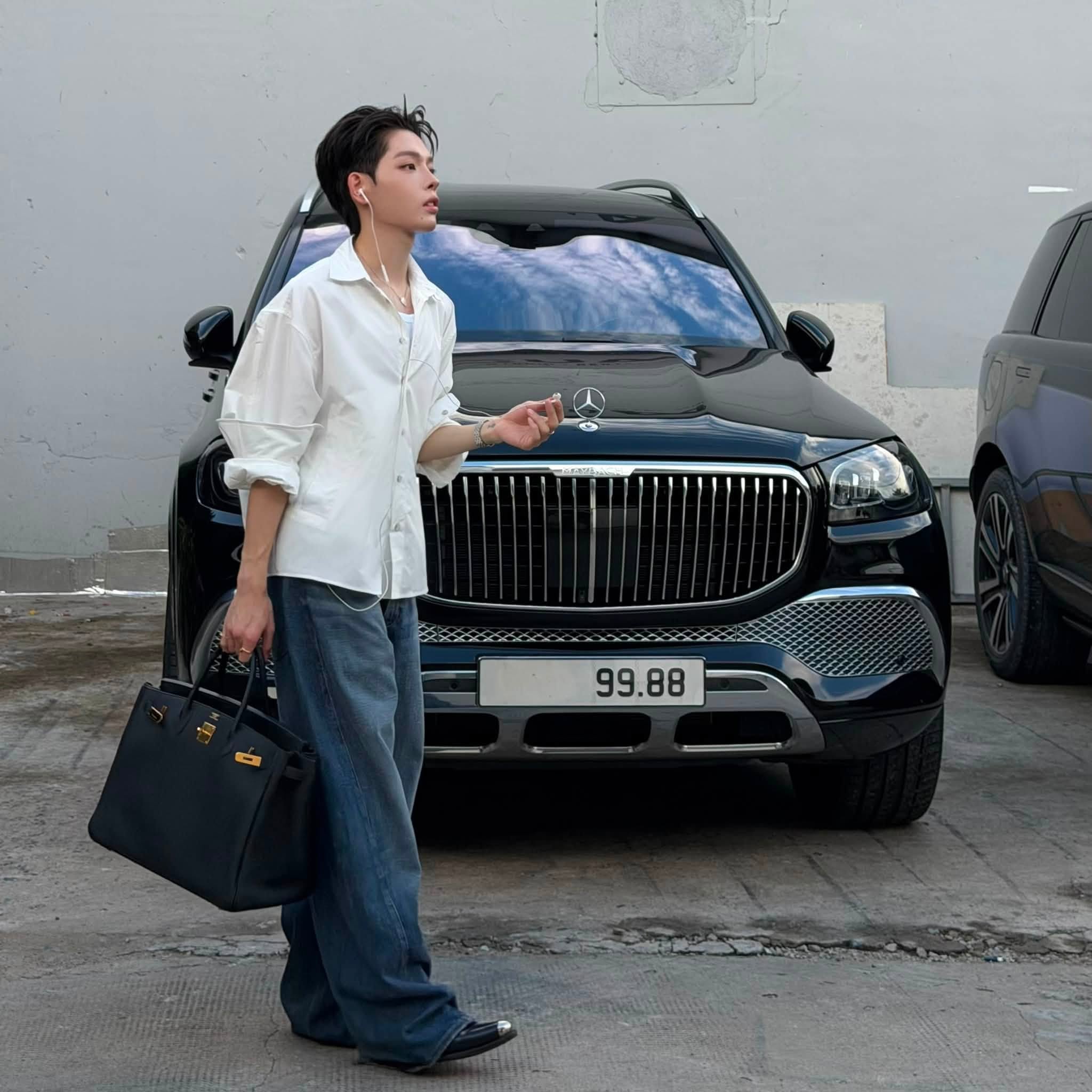 Nhiều năm hoạt động nghệ thuật chăm chỉ giúp Đức Phúc tích lũy khối tài sản đáng mơ ước, từ nhà riêng, xe sang đến đồ dùng hàng hiệu.