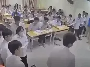 Tin tức - Bắt khẩn cấp nam sinh đánh cô giáo ngay trên bục giảng ở Hà Nội