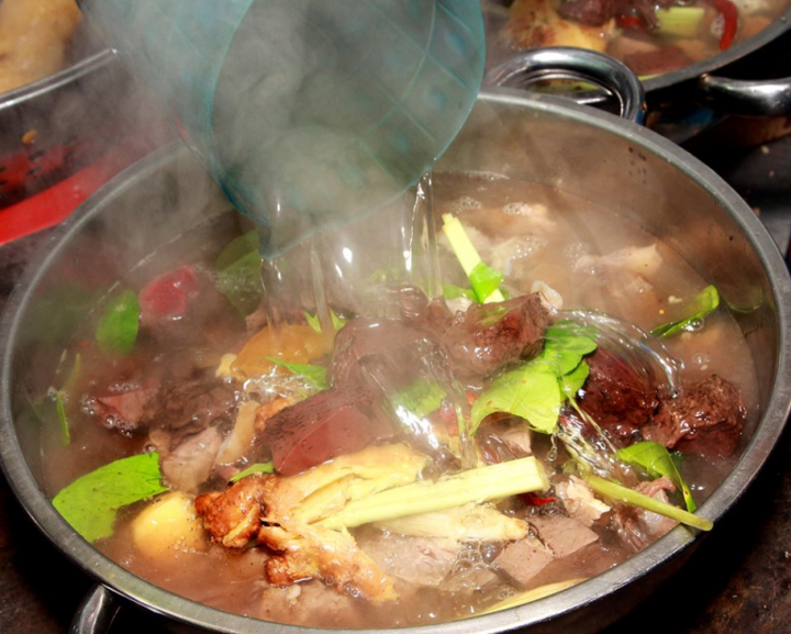 Món thắng cố khiến nhiều du khách hơi sợ trước khi ăn nhưng ăn rồi thì lại mê. (Ảnh: Silkpath Hotel)
