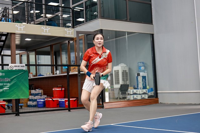 Hoa hậu Nguyễn Thị Huyền chăm chỉ chơi thể thao, nâng cao sức khỏe.