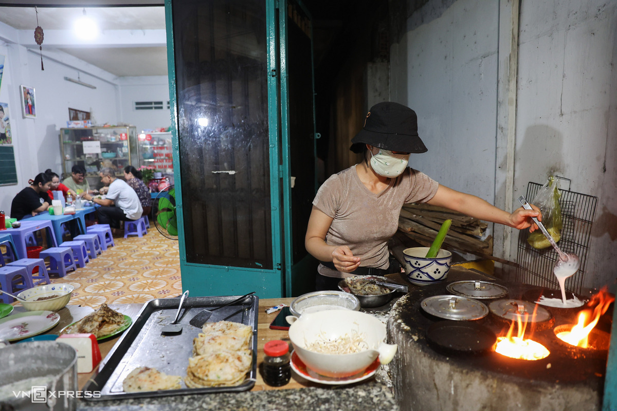 Bánh xèo củi trong hẻm sâu hút khách tại TP HCM - 2