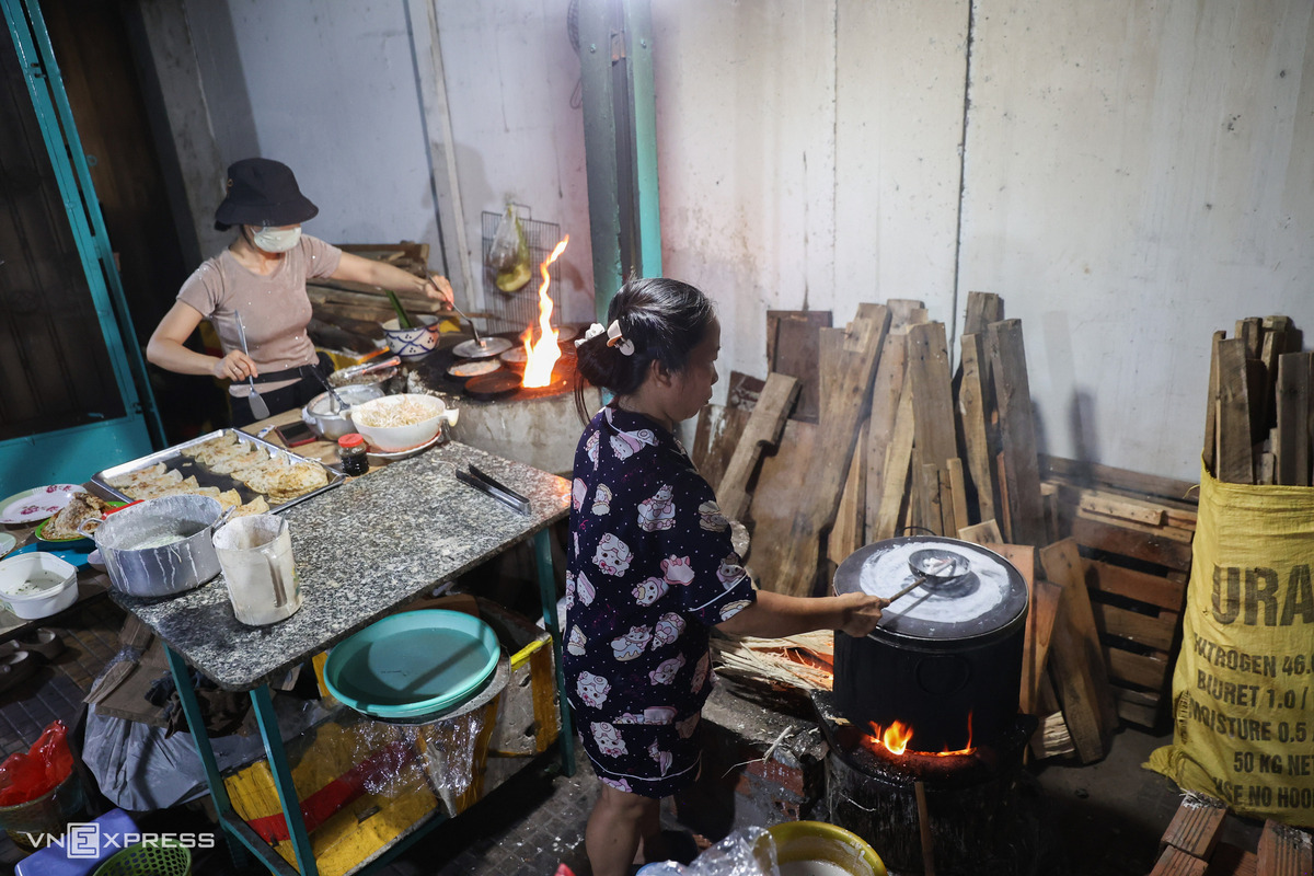 Bánh xèo củi trong hẻm sâu hút khách tại TP HCM - 1
