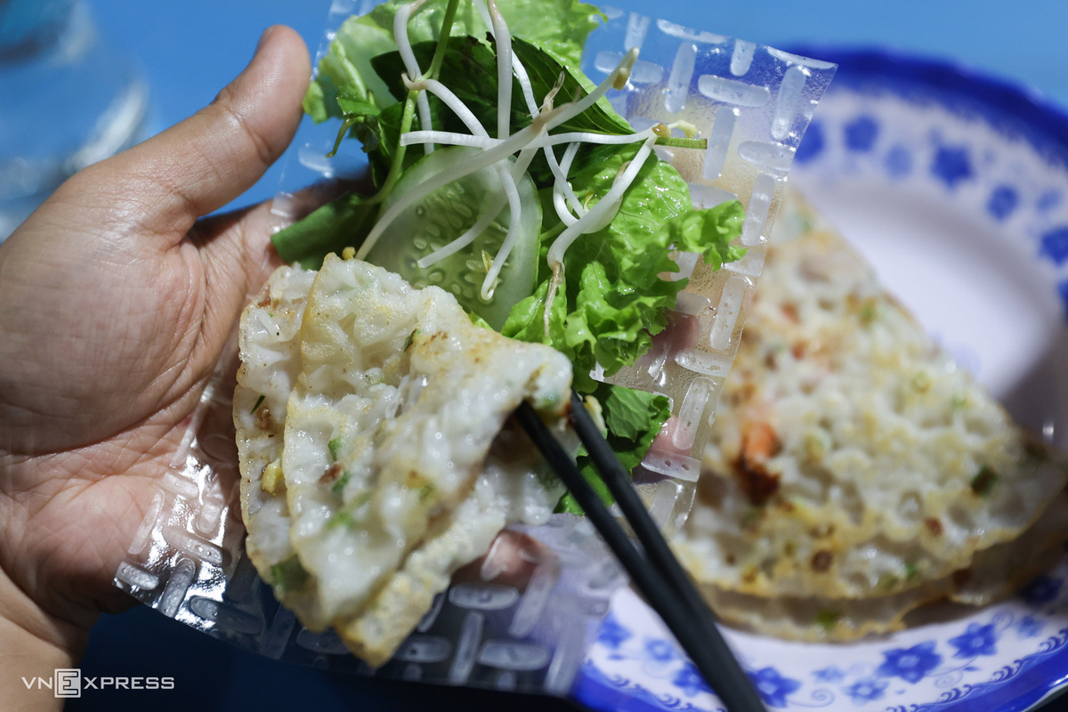 Bánh xèo củi trong hẻm sâu hút khách tại TP HCM - 6